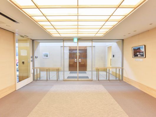 ガラス張りのエントランス