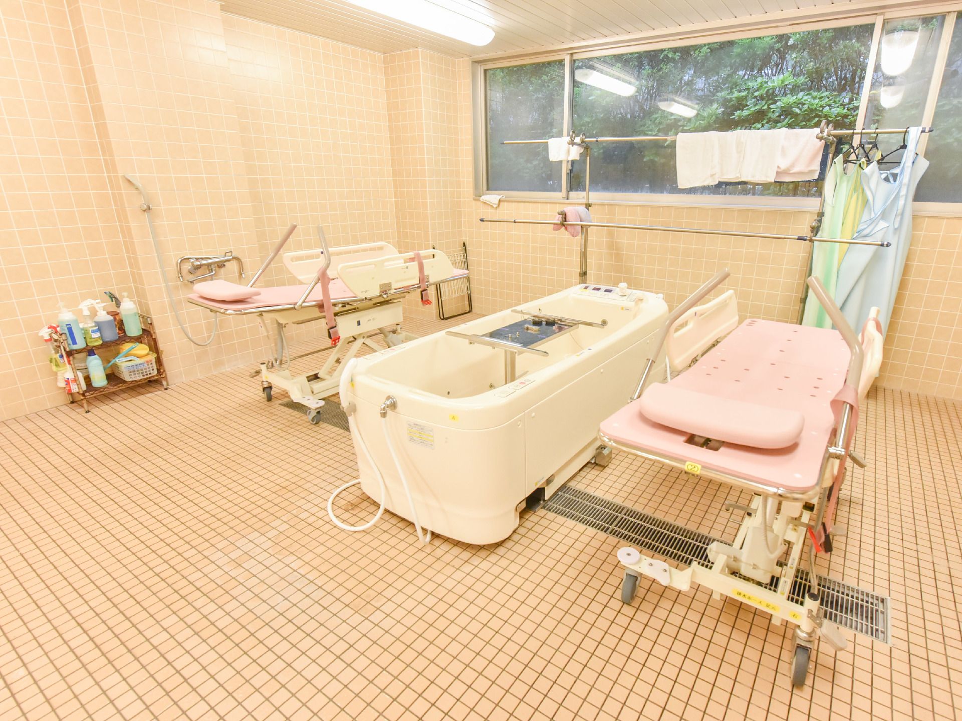 入浴の補助や介護が必要な方にも安心の特殊浴槽を完備した明るい浴室。ゆったりと過ごせる広々としたスペースを確保。