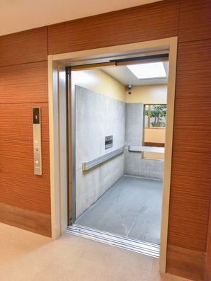 広々としたエレベーター