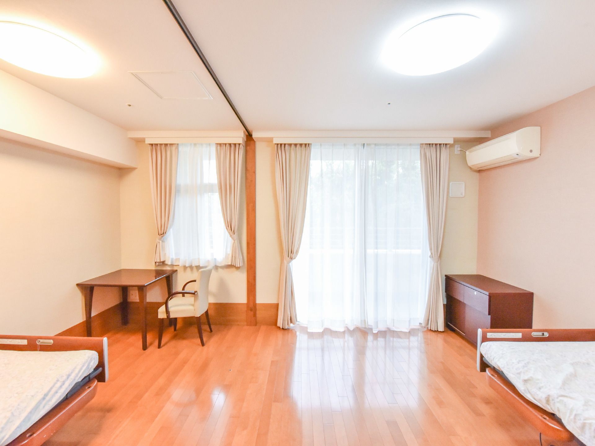 部屋を仕切ってもそれぞれの間取りに自然光が差し込む窓をとった二人部屋。収納棚、ベッド、デスクを完備。