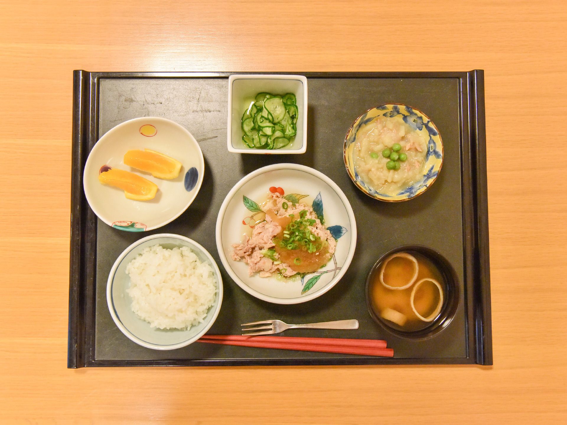 管理栄養士による栄養バランスを考慮した食事。季節感を感じるメニューを用意。料理がより映えるよう、器は有田焼を使用。