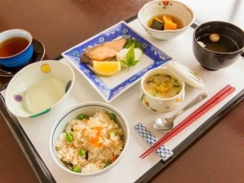 光り豊かな食堂でのお食事ができる。白基調の食器に栄養バランスの良い料理が盛り付けされ、楽しい時間を過ごせる。