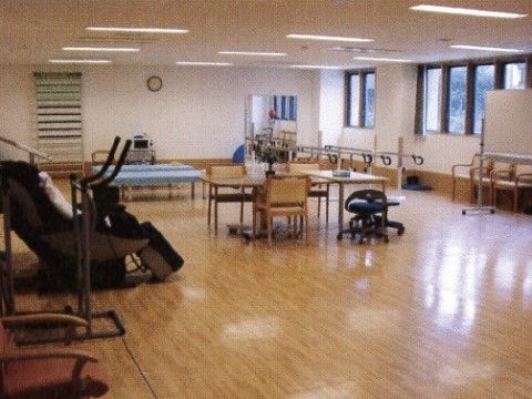 窓があり、広々としたスペースになっており、体を動かすことができる機器が設置されている。リハビリなどをじっくり行うことができる。