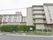 5階建ての施設の外装はベージュ色のタイル張りとなっており、マンションを感じさせる高級感が魅力。