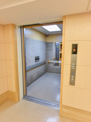 エレベーター内部