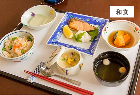 焼き鮭とかぼちゃの煮物、炊き込みご飯と吸い物のセット