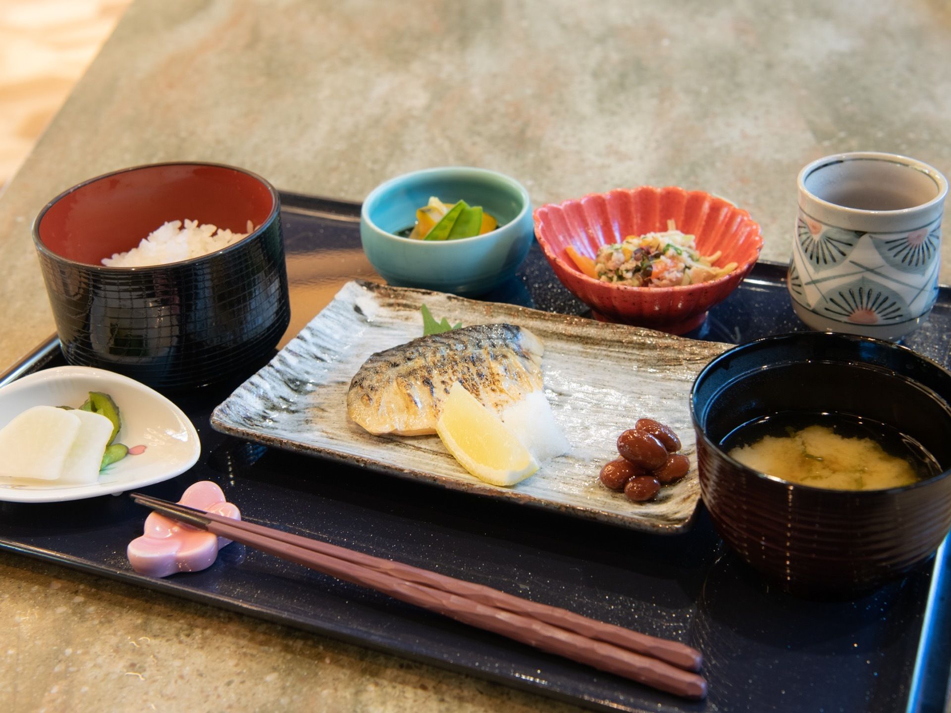 ある日の食事である。焼き魚や白和え、炊き合わせ、みそ汁、漬物といった低カロリーでヘルシーな和食である。