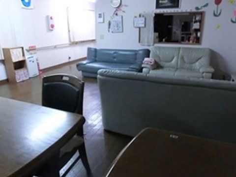 リビングにはソファーと机が設置されている