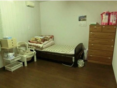 居室にはエアコンが設置されており、自分の快適な温度にでき便利である。また、ベッドの横にはポータブルトイレがあるので遠くまで歩かなくていい。