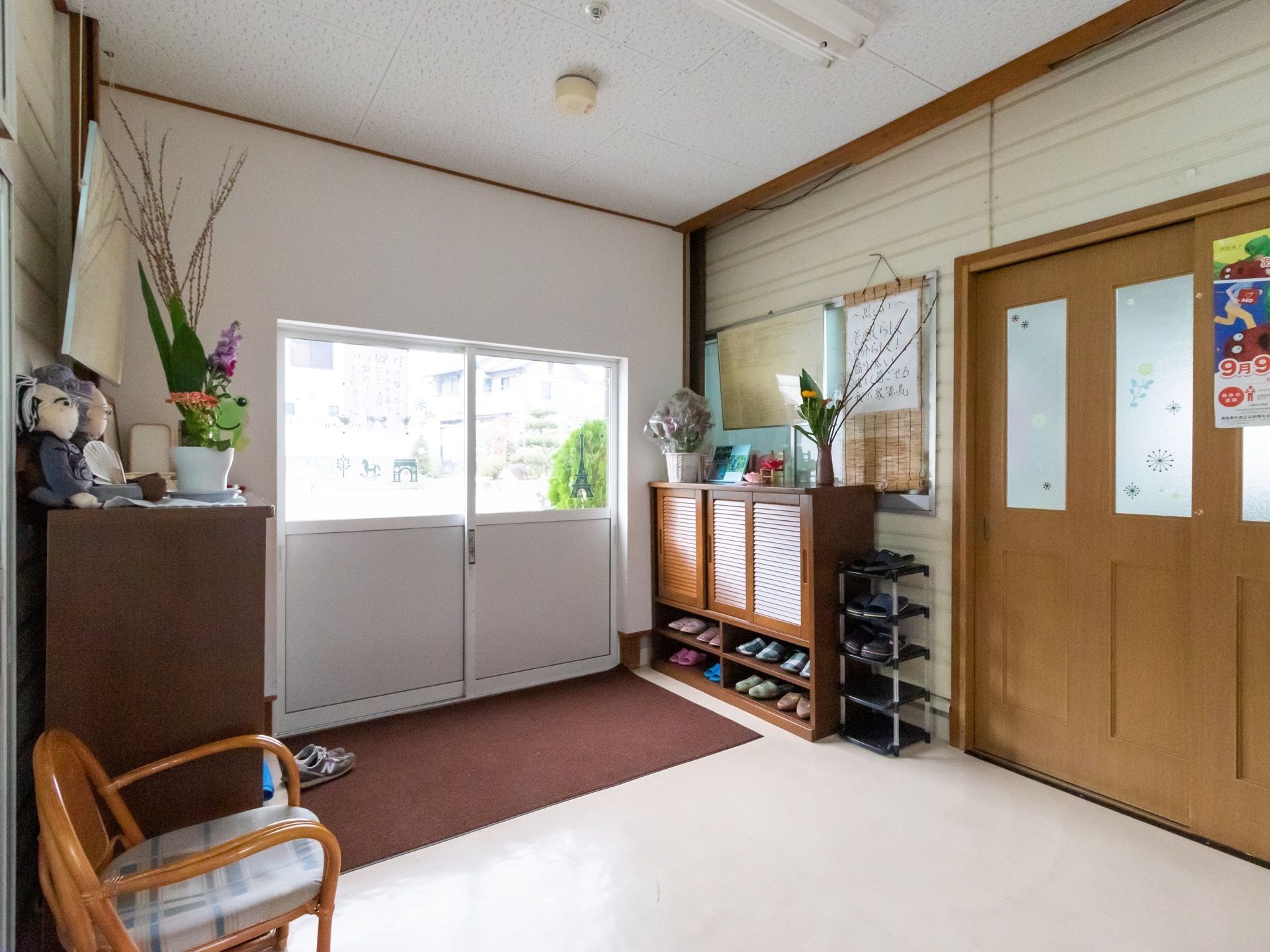ドアのすぐ右側に下駄箱があり、スリッパが収納されている。下駄箱の上には、観葉植物や小物が置いてある。