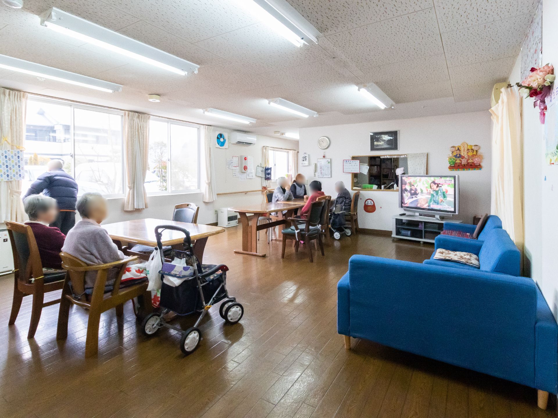 デイルームで、テレビを観たりおしゃべりに興じたりする入居者様の様子