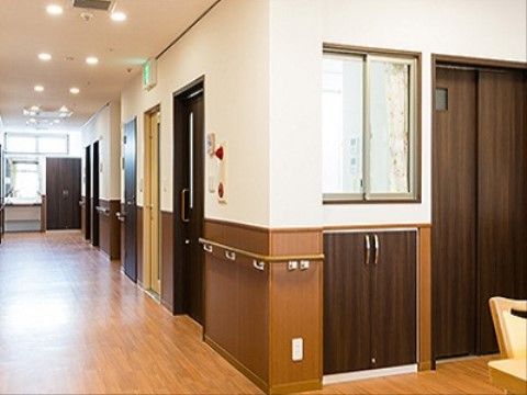 廊下は幅が広く、明るく照らされている。エレベーターが館内に設置されており、介護が必要な入居者様も移動が楽である。