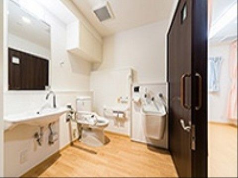 バリアフリー設計のトイレは、スペースも広くとられている。部屋は明るく照らされており、非常に利用しやすい。
