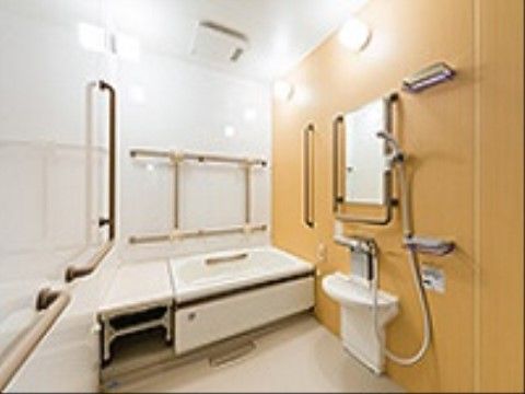 浴室には縦横に手すりが設置されていて、安全に入浴することができる。洗い場も広いスペースで、安全に使用できる。