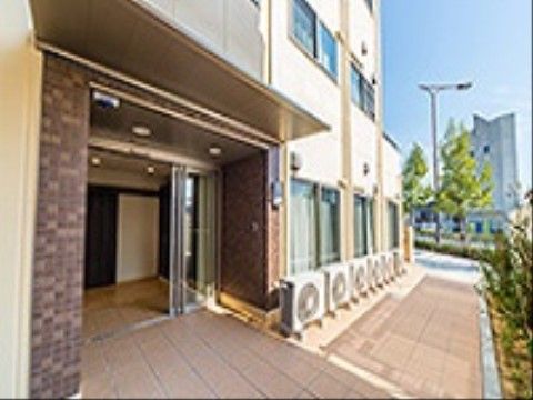 施設のエントランスは、バリアフリー設計である。広くて段差がなく、車椅子の入居者様も安心して入館することができる。