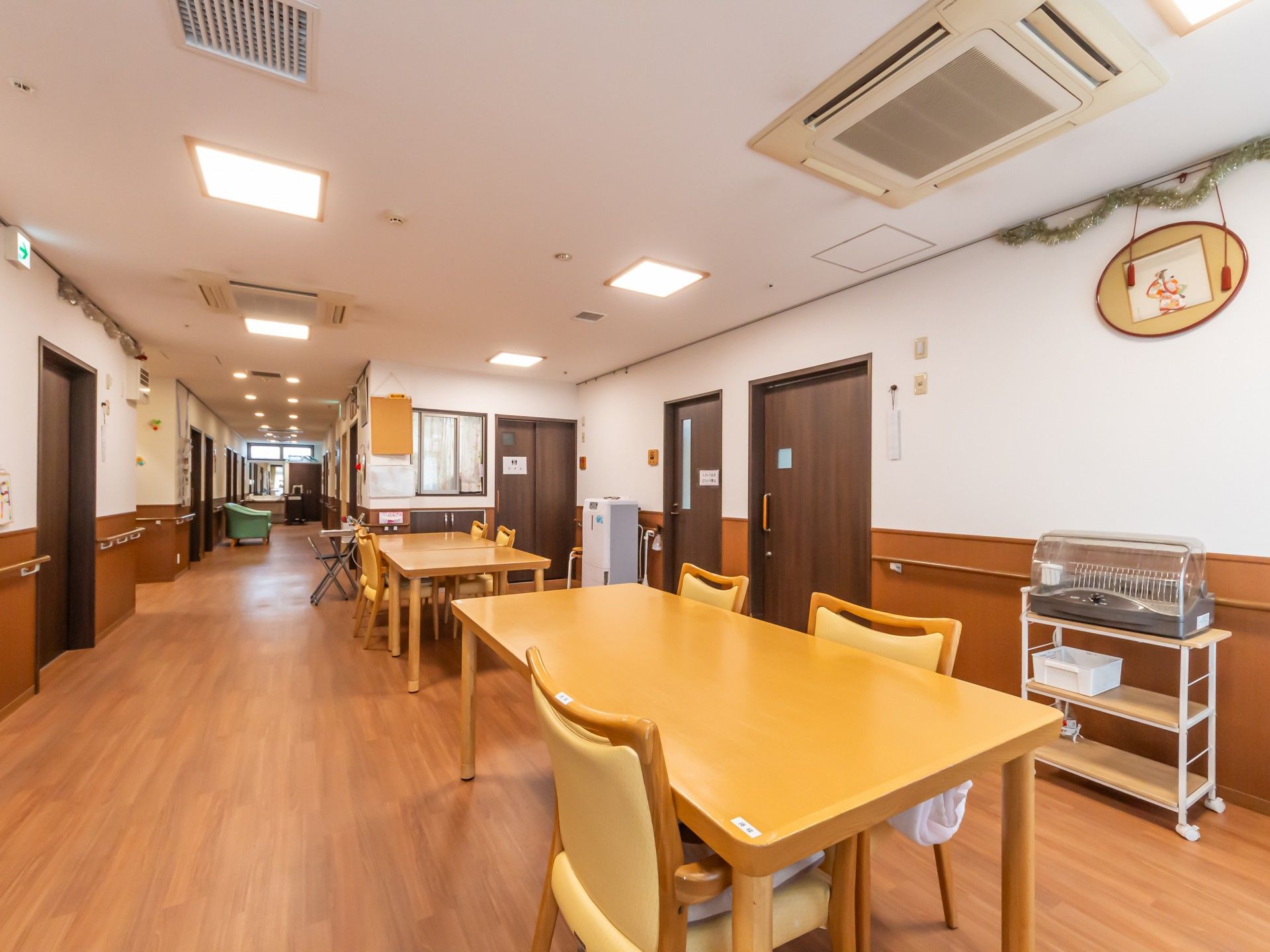 明るい廊下とテーブル