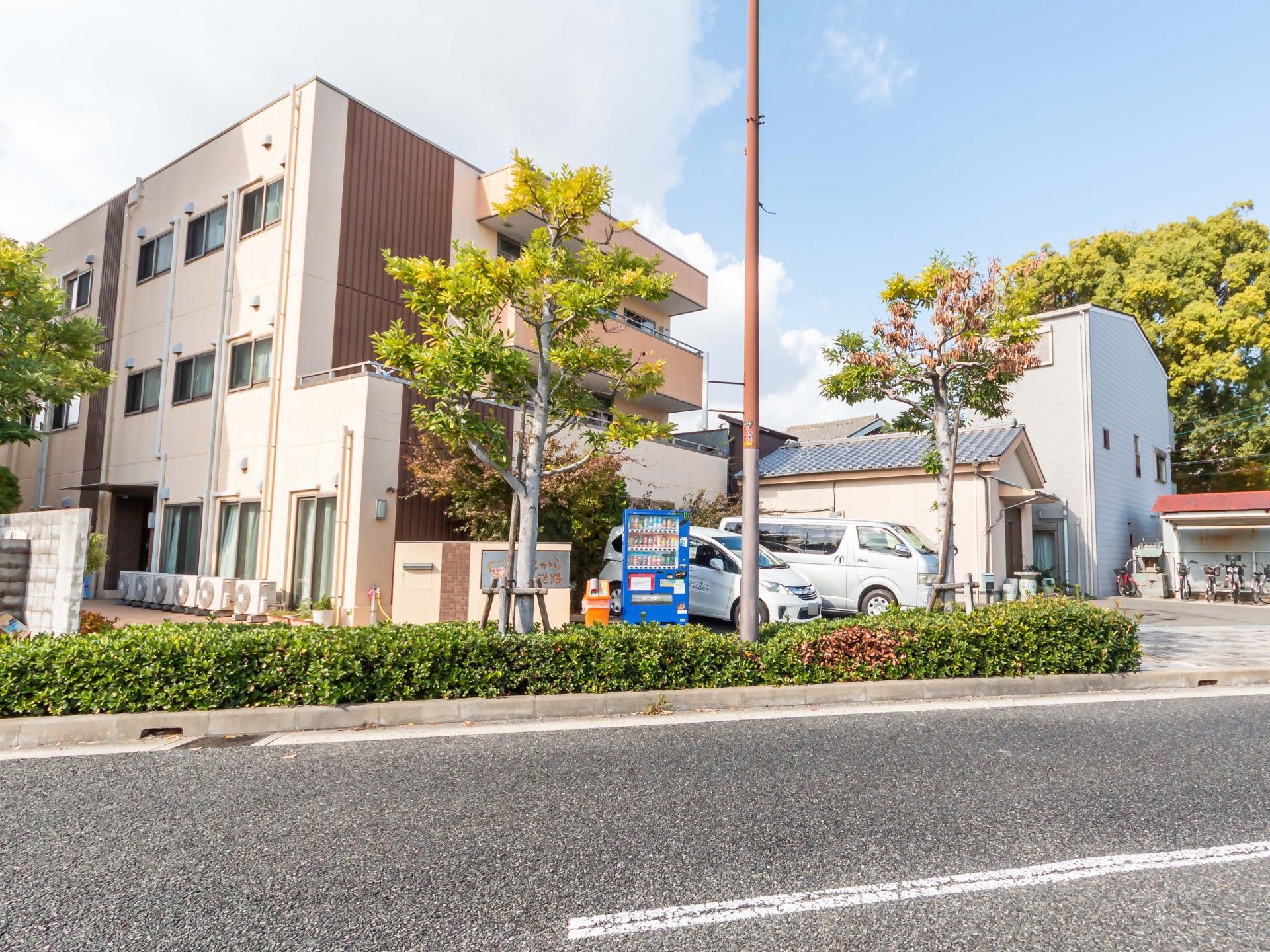 緑に囲まれた建物外観