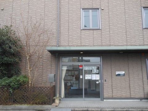 バリアフリーの自動扉が設置された、シンプルな造りの施設入口