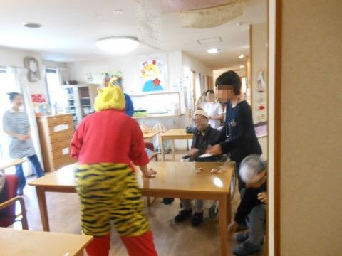 節分の行事で、鬼に扮したスタッフと、イベントを楽しむ入居者様