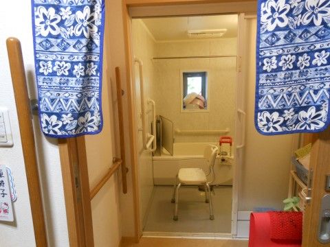 お一人でゆっくりと入浴が行える個浴である。隣に脱衣場を設け、出入口に暖簾を掛けている。壁に手すりを完備している。