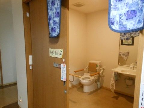 車椅子をご利用の方でも、快適にご使用いただける広さを設けたトイレスペースである。便器横に洗面台を設置している。