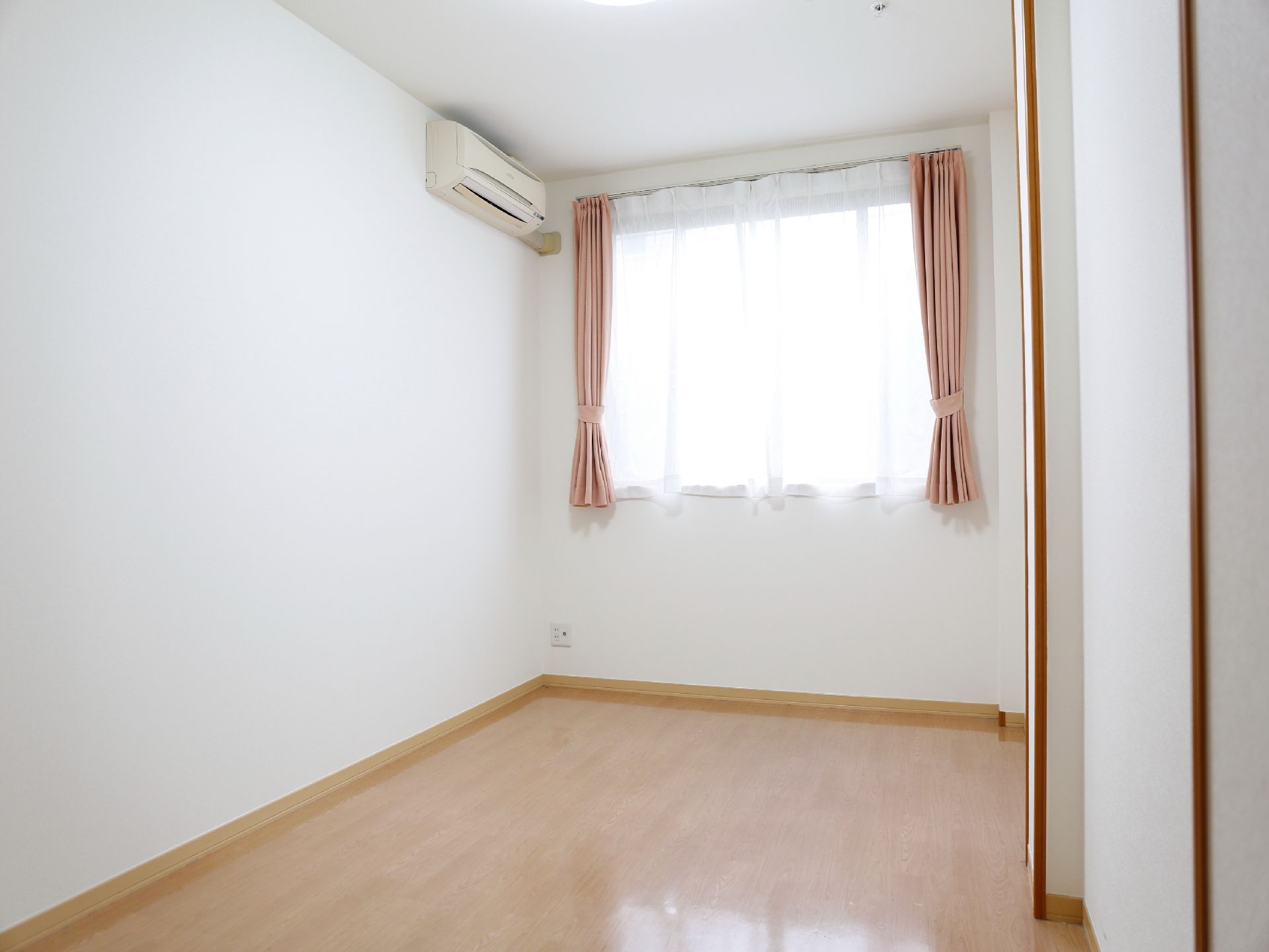 居室には、大きい窓があり、採光が豊かな空間となっている。室内には、冷暖房があらかじめ設置されている。