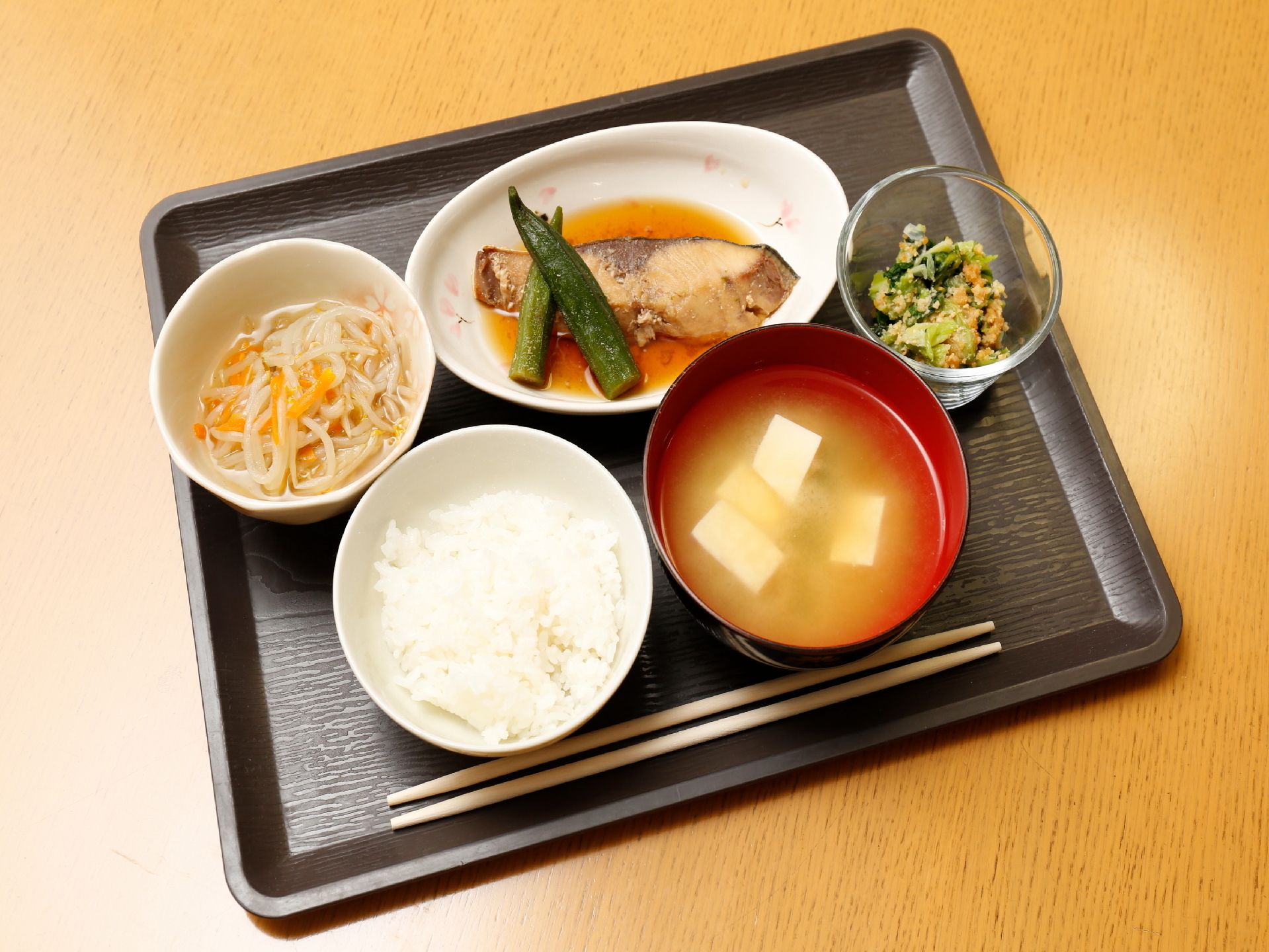 栄養面を考慮した一汁三菜のバランスのよい食事。バランスだけでなく見た目のおいしさにもこだわっている。