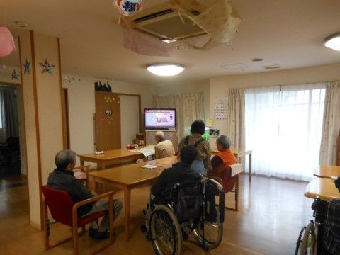食堂にはテーブルを並べ、角にテレビを備えている。横側に大きなガラス戸があり、天井にエアコンを取り付けている。