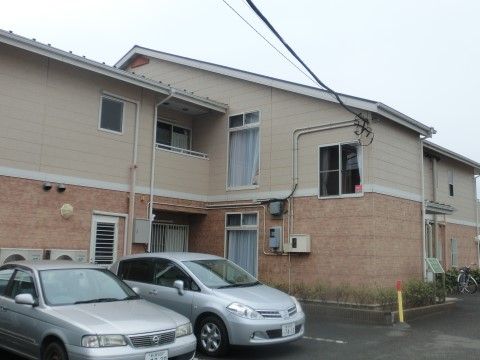 住宅地に馴染む色合いのツートンカラーが特色の施設外観