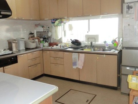 家庭的で親しみやすい雰囲気の施設内のキッチンスペース