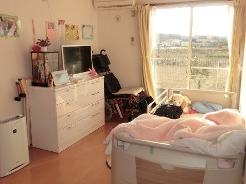 居室には大きなガラス戸があり、田園風景を眺めながらのんびりとお過ごしいただける。エアコンを完備し快適な空間を確保している。