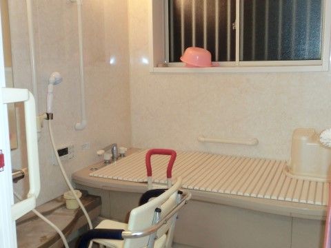 浴室は、家庭的な雰囲気が漂っている。横に窓があり外側に縦格子を設置している。壁に手すりを完備し、安全性に配慮した造りになっている。