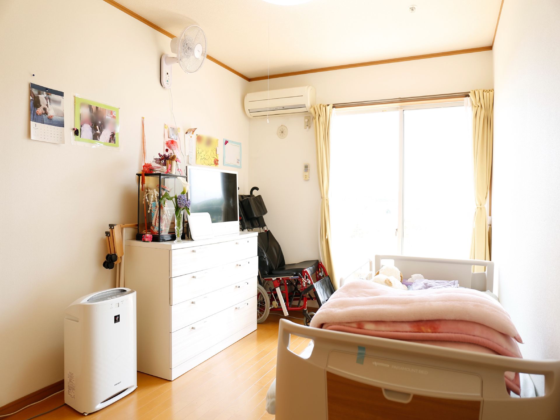 居室には、ベッド、収納用の引き出しが置かれている。奥は窓になっており、日中は光が差し込むつくりである。