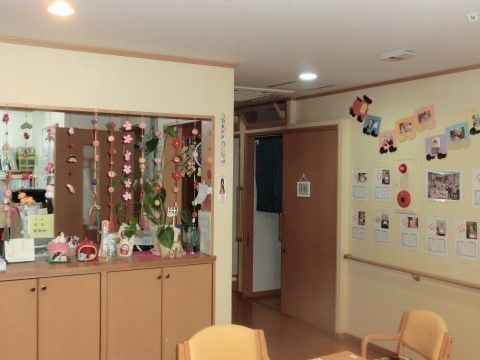 食堂には、壁に写真のレイアウト、カウンターの上からはお花の飾り物をさげるなど、癒しの空間をたくさん設けている。