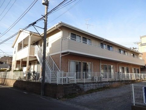 周囲の建物に馴染むような、シンプルな2階建ての施設外観