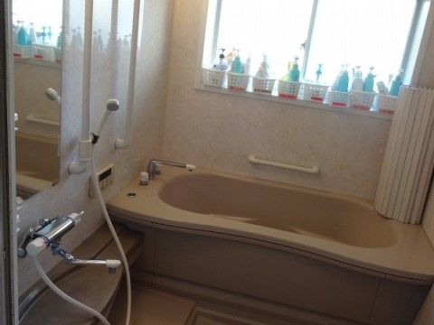 窓がついており明るい。足を伸ばして入れる1人用の浴槽がある。鏡付きのシャワー台があり、壁面に手すりが付いている。
