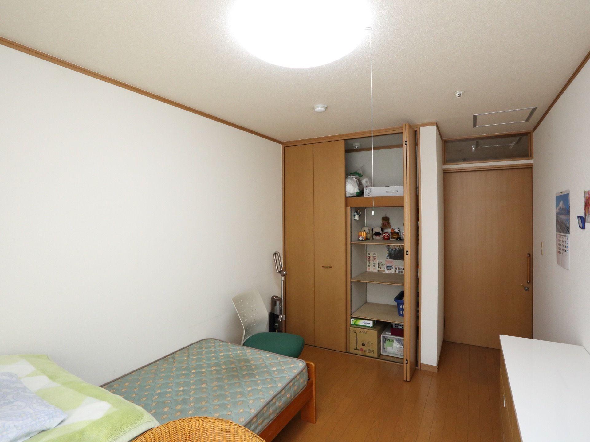洋室の居室にはクローゼットを設置している。中に棚があるため、生活雑貨や趣味の小物を陳列することができる。