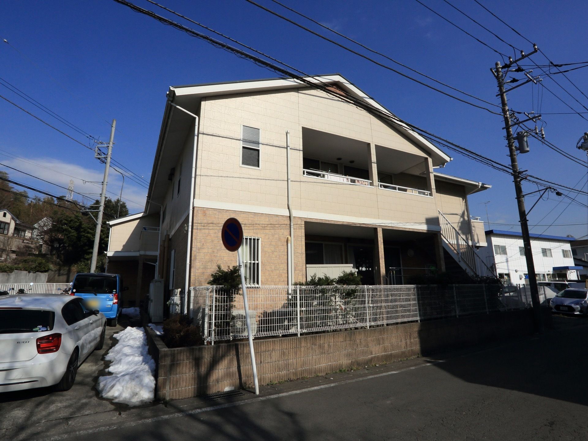 面する道路は生活道路なので騒音に悩まされることはない。周囲に高いビルもないため、日差しを遮る建物もない。