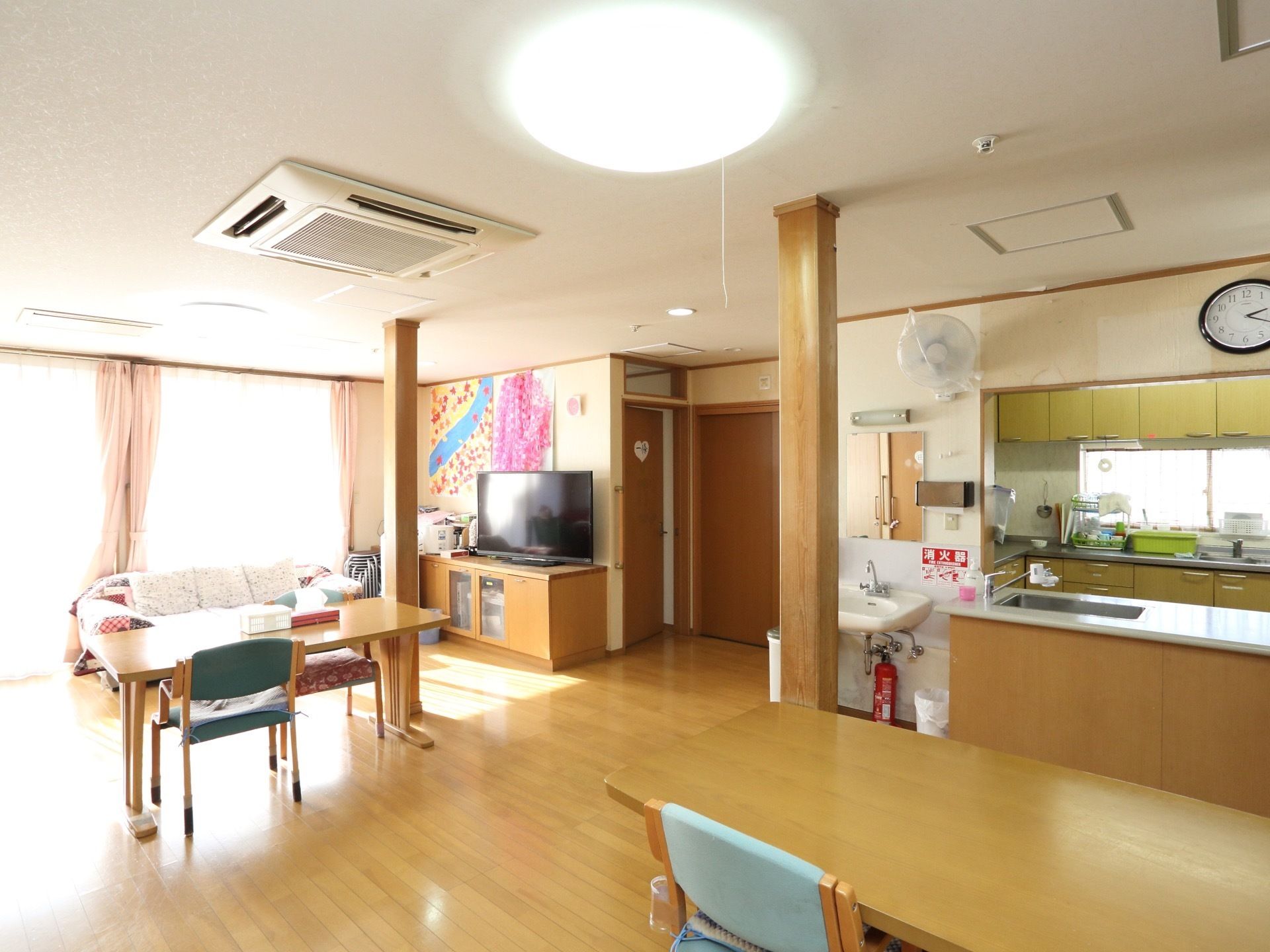 食堂に隣接して対面式のキッチンがある。キッチンにいるスタッフから食堂にいる入居者様を見ることができる。