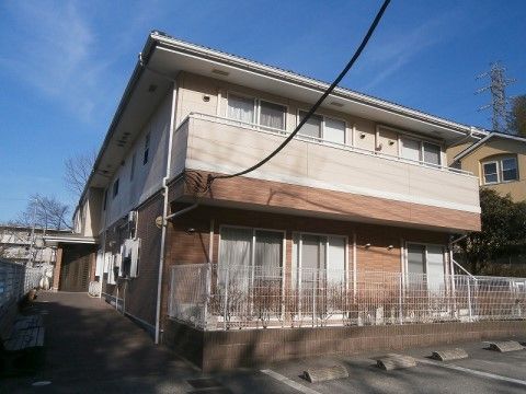 住宅地に馴染んでいる、日当たりの良いベランダが見える施設外観