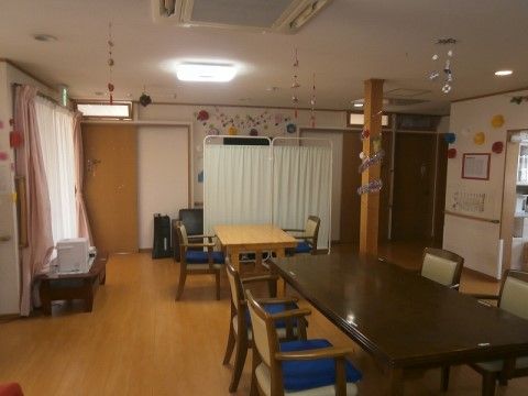 通路は広く取られており、段差がなく移動がしやすい。木製のテーブルセットが設置されている。入居者様同士の交流の場になっている。