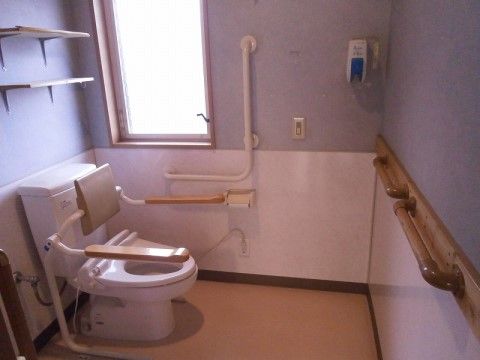 スペースが広く、ドアは引き戸になっている。洋式便器が設置されており、便器脇と壁面には手すりが付いている。緊急用のブザーもついている。