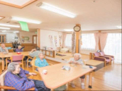 明るくて開放的なダイニングには、大きなテーブルセットが配置されている。日中入居者様に、お食事やレクリエーションを楽しんで過ごしていただける。