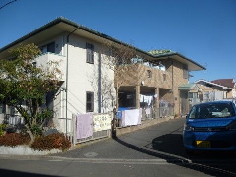 施設の周りには安全のため柵が設けられている。周囲に高い建物がないので、日当たりが大変良く、健康的に生活していただける。