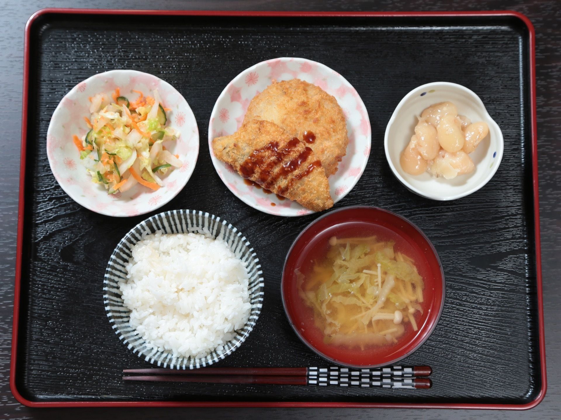 栄養バランスを考えた食事を１品ずつ皿に盛って提供している。噛み応えのある野菜は食べやすい大きさに刻まれている。