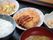 見た目でも食事を楽しめるように、１品ずつ皿に盛っている。メインのフライにはソースをかけすぎないように、調理スタッフがソースをかけている。