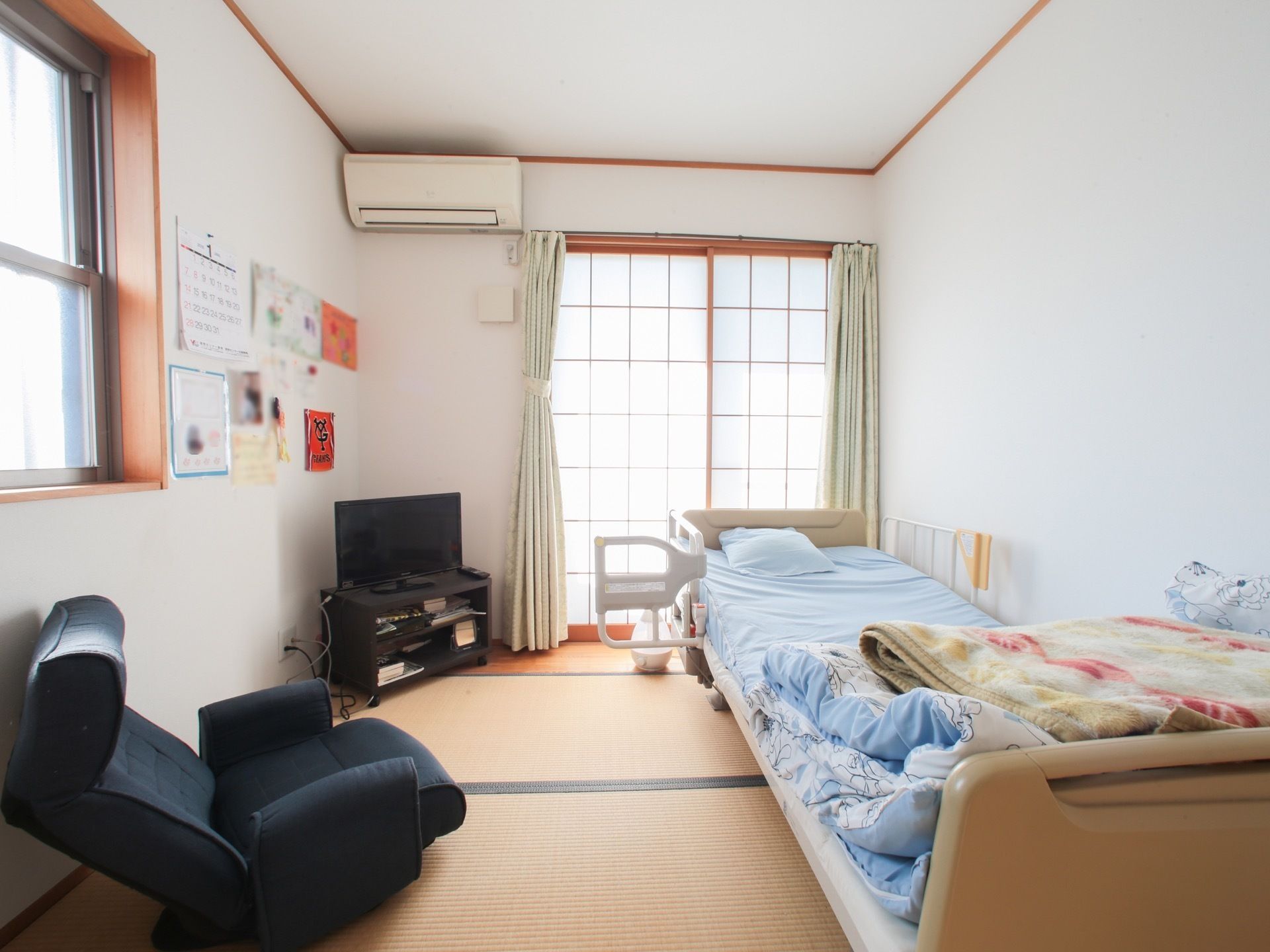 就寝時の温度を調節しやすくするために、布団と毛布を用意している。加湿器も設置し、風邪をひきにくくする環境をつくっている。