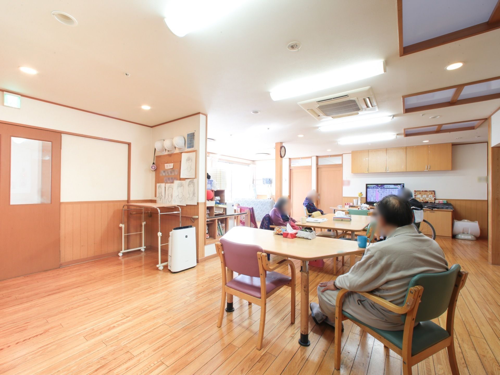 移動にスペースが必要な入居者様がスムーズに移動できるように、広いスペースを食堂に備えている。アクティビティなども行える。