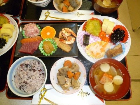 行事やおめでたい日には、いつもより豪華で品数の多い食事が提供される。おいしさはもちろん、栄養バランスや彩りの美しさに十分配慮されている。