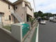 住宅街に囲まれた介護施設の入り口